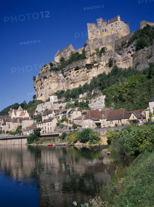 FRANCE, Aquitaine, Dordogne, "Beynac et Cazenac, medieval village and chateau on steep cliff overlooking the Dordogne."