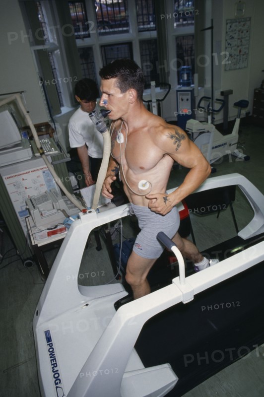 10038990 SPORT Athletics Health V02 maximum endurance testing  man being monitored on treadmill.