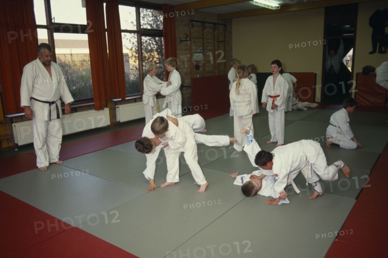 10044927 SPORT  Martial Arts Judo Children in Judo class