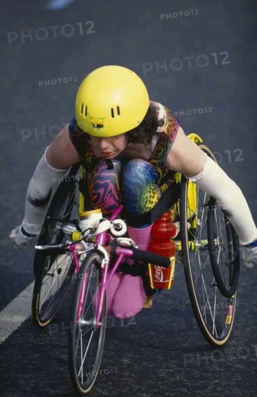 10037055 SPORT Athletics Marathon Disabled competitor in a racing wheelchair during the London Marathon.