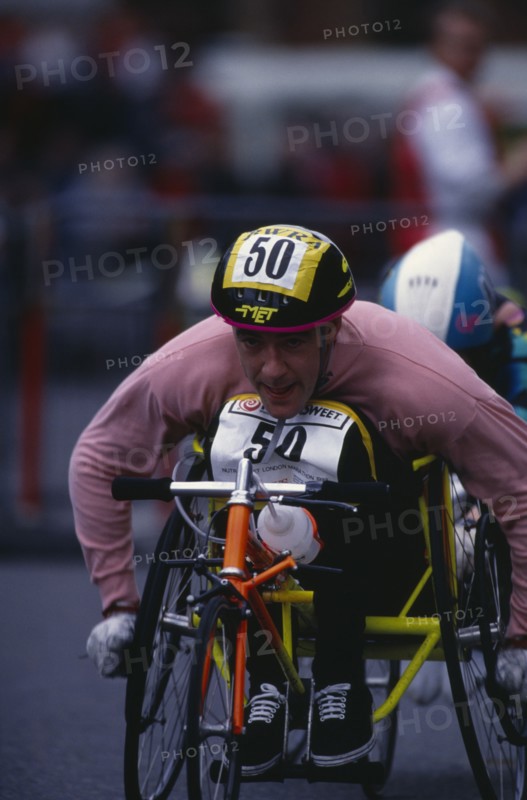 10037056 SPORT Athletics Marathon Disabled competitor in a racing wheelchair during the London Marathon.