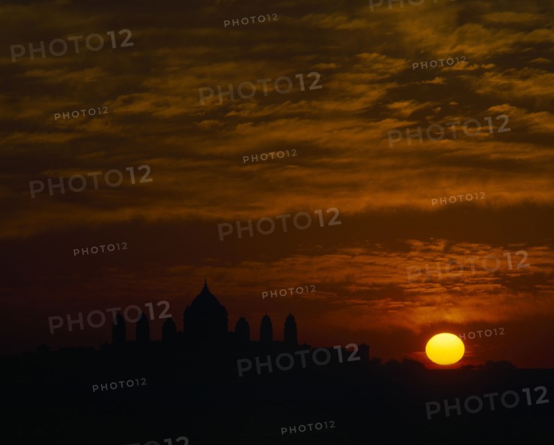 INDIA, Rajasthan, Jodphur, Umaid Bhawan Palace seen at sunset with orange setting sun