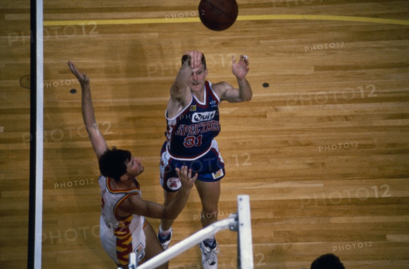 10037370 SPORT Ball Games Basketball Player taking a shot at basket