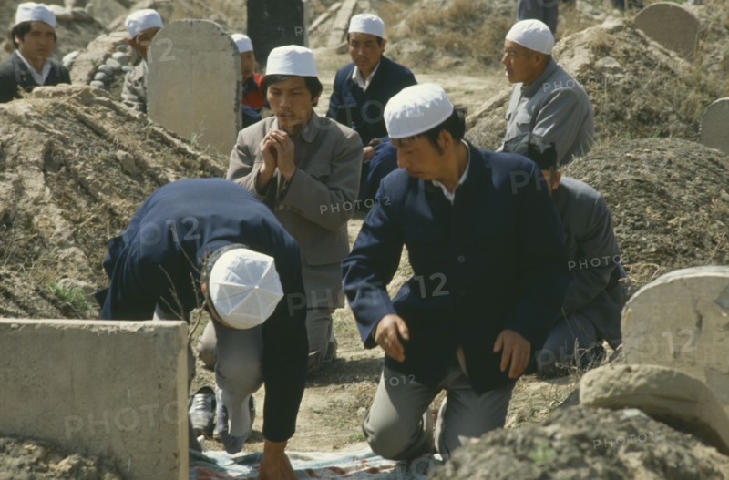 CHINA, Lanzhou, Muslim men visiting  graveyard
