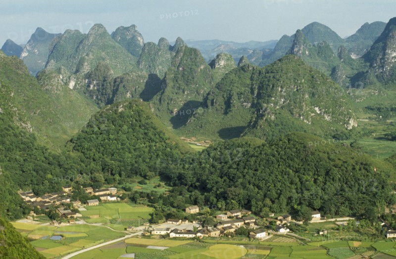 CHINA, Guangxi, Guilin, Karst scenery of limestone peaks