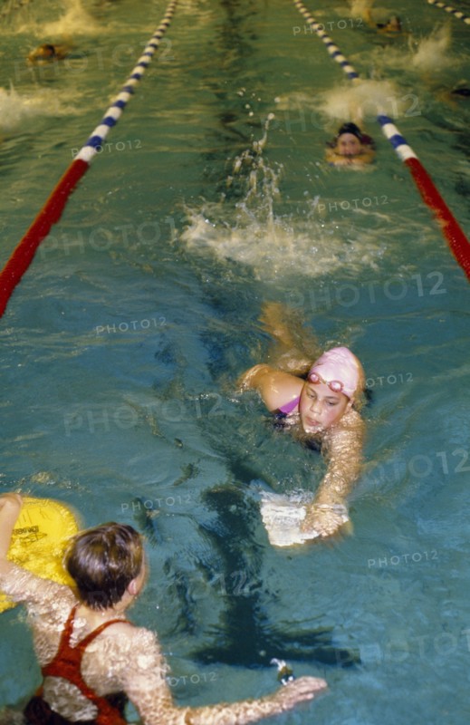 10034797 SPORT Water Sport Swimming Girls in pool during club swimming practice.