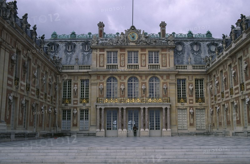 FRANCE, Ile de France  , Paris, Versailles palace exterior and entrance.