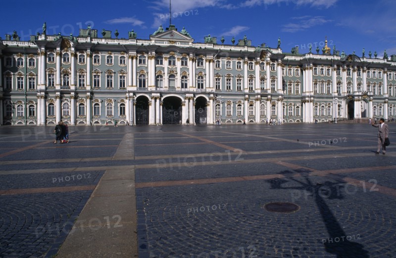 RUSSIA, St Petersburg, Hermitage Museum, Winter Palace. View over the courtyard