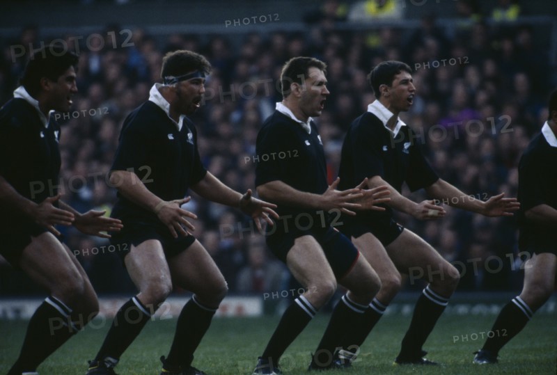 SPORT, Ball Games, Rugby, All Blacks performing the pre match Haka at Twickenham 93.
