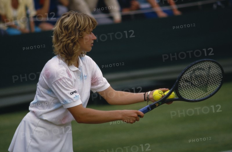 10012472 SPORT Tennis Womens Steffi Graf playing at Wimbledon 1987. Threequarter view in profile to the left  about to serve.
