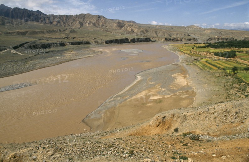 CHINA, Quinghai, Yellow River flowing through Quinghai Plateau