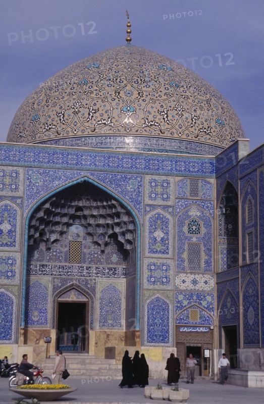 IRAN, Esfahan, Entrance and dome of the Sheikh Lotfallah Mosque in Emam Khomeini Square   Isfahan