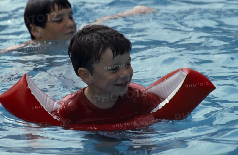 10013162 SPORT Water Sport Swimming  Child wearing water wings in swimming pool