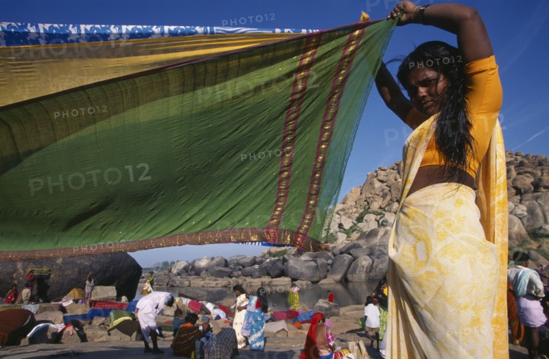 10128373 INDIA Karnataka Hampi Woman drying sari