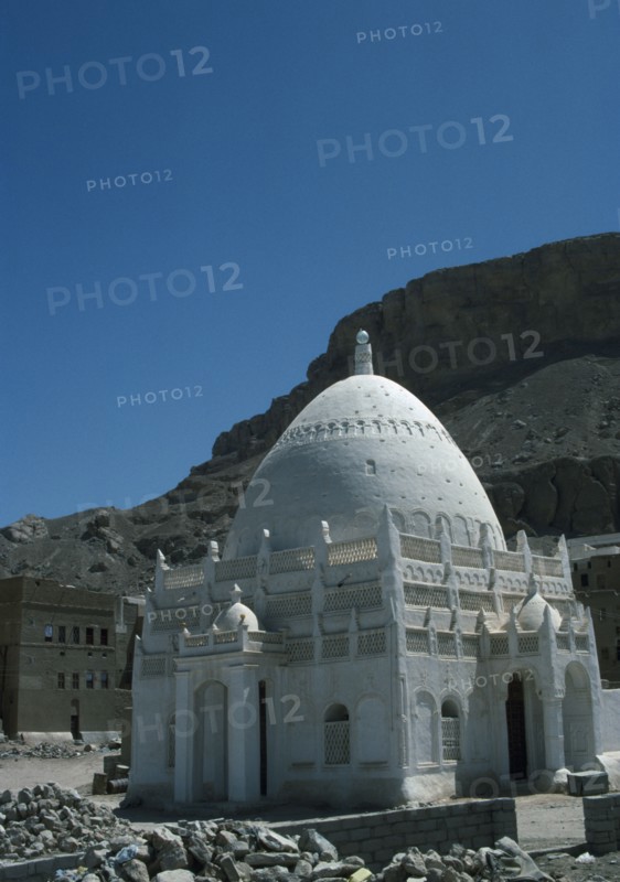 YEMEN, Hadrhramaut, NOT IN LIBRARY White domed roadside Wadi / Mausoleum