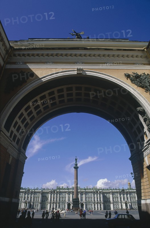RUSSIA, St Petersburg, The Hermitage, The Winter Palace and Palace Square seen through the Admiralty Arch