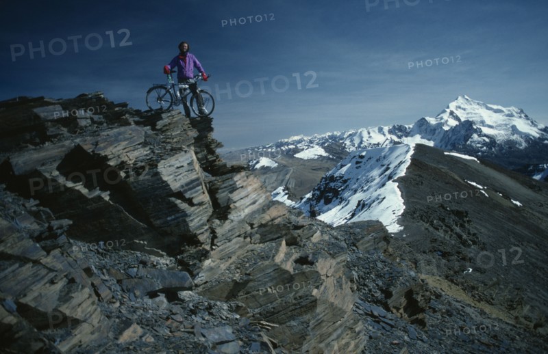 10124293 SPORT    Cycling  Cyclist with mountain bike on Chacultay snow mountain peak in Boliva