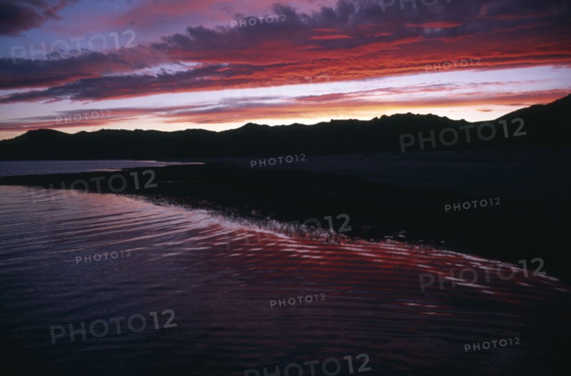 MONGOLIA, Arkahangai , Tsaagan Nuur, Lake with sunset