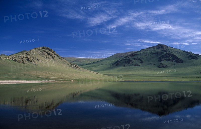 MONGOLIA, Arkahangai , Tsaagan Nuur, Lake Reflecting mountain