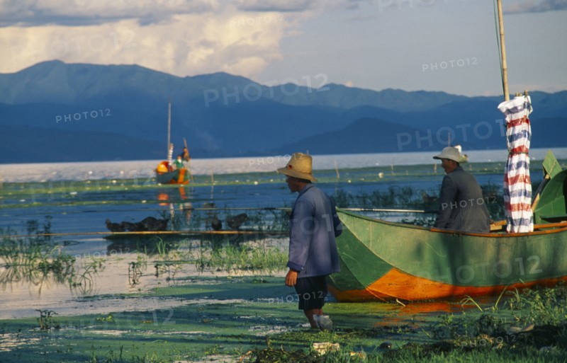 CHINA, Yunnan, Dali , Er hai Lake.  Fishermen and boats.
