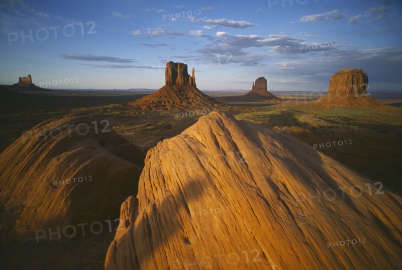 USA, Arizona / Utah, Monument Valley, Panoramic View towards the Mittens in evening light