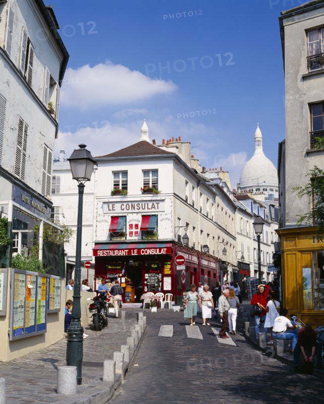 FRANCE, Ile de France, Paris, Montmartre.  Restaurant Le Consulat with the Sacre Coeur part seen behind.