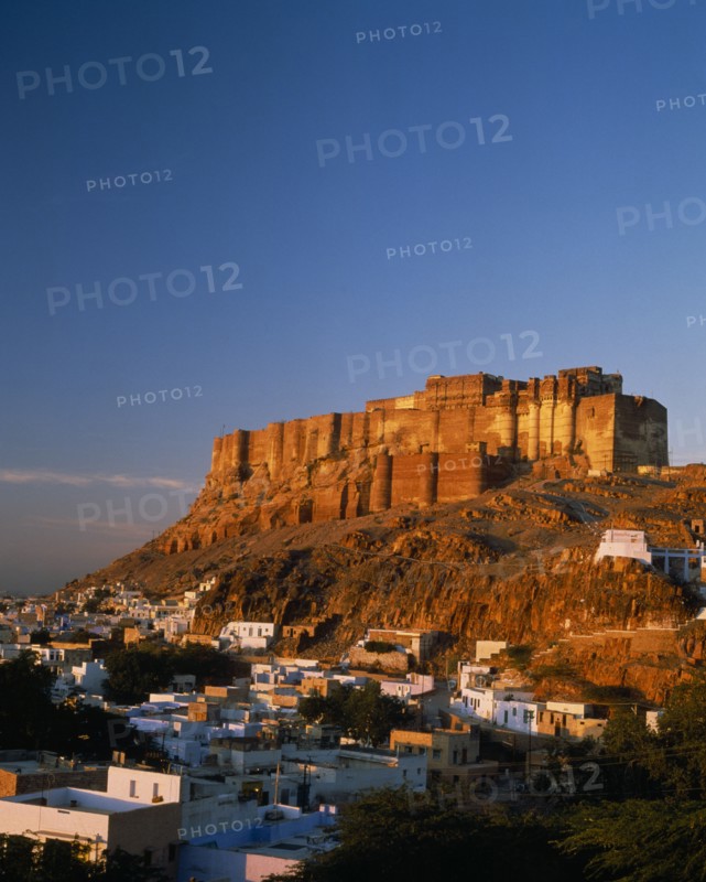 INDIA, Rajasthan, Jodhpur, Meherangarh Fort on the hilltop overlooking the town in the afternoon sun