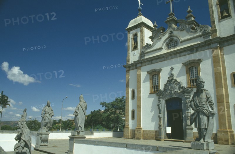 BRAZIL, Congonhas, O Santuario de Bom Jesus de Matosinhos with some of the twelve statues of prophets sculpted by Aleijadinho standing outside
