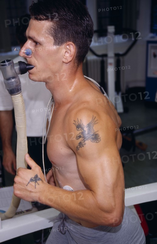 10001944 SPORT Athletics Health Man running on treadmill for VO2 max endurance testing