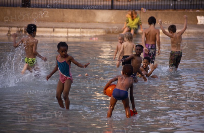 10001967 ENGLAND London Clapham Multi-racial group of young children playing in paddling pool