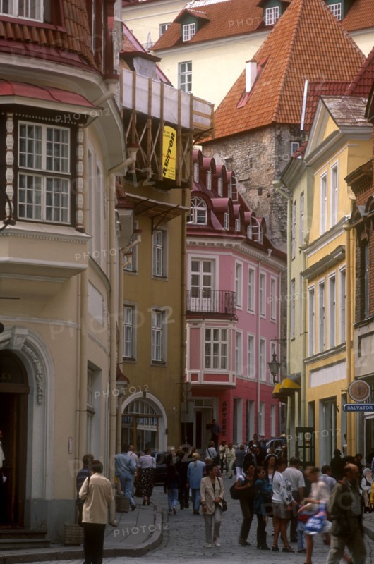 ESTONIA, Tallinn, Old Town busy street scene