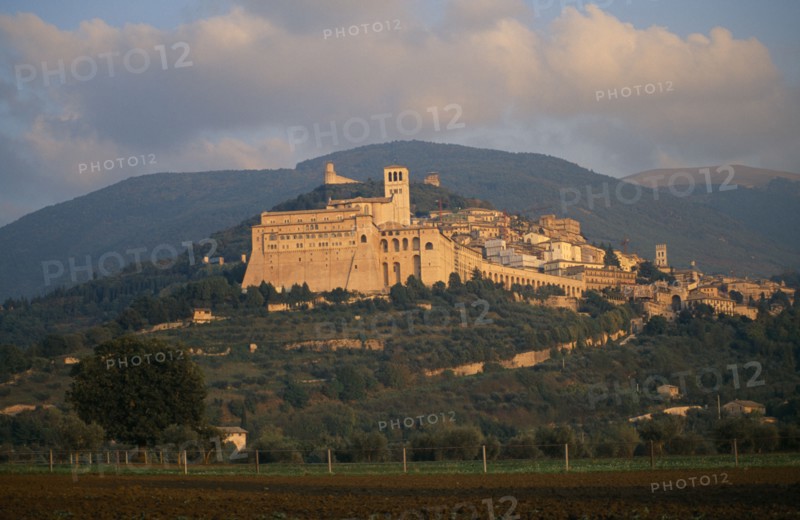 ITALY, Umbria, Assisi, View of the Basilica di San Francesco and Assisi on hillside with hills behind.