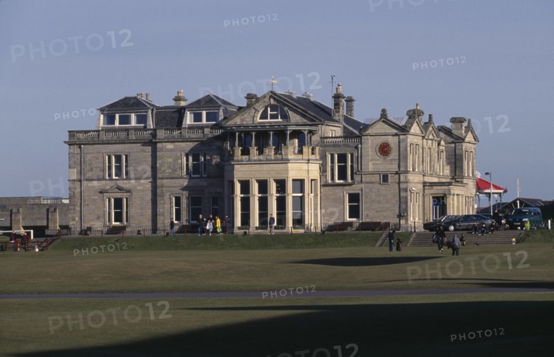 20006179 SPORT Ball Games Golf Golfers on green outside St. Andrews golf course clubhouse