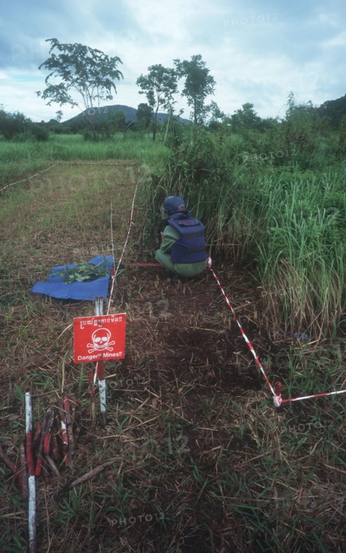 CAMBODIA, Battambang, Mine clearing along Route 10 to Palin