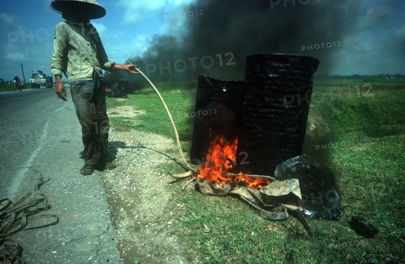 VIETNAM, Work, Road builder working on the road between Hanoi and Haiphong.