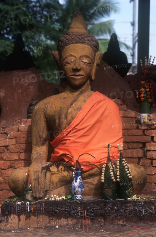 LAOS, Vientianne, Wat Saladeng.  Seated Buddha.