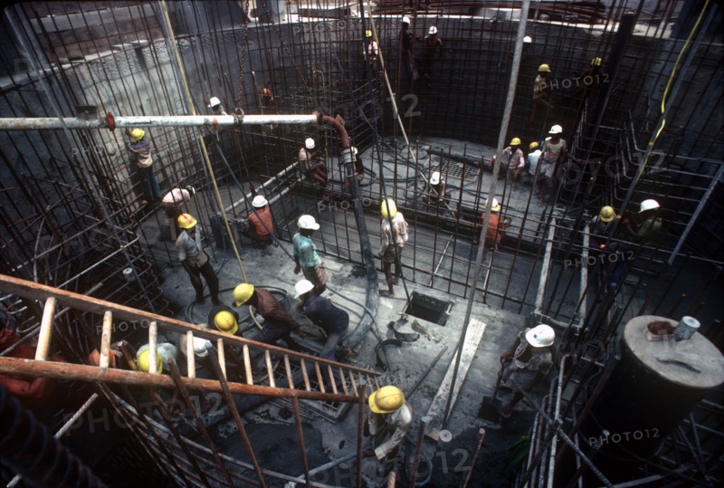 SRI LANKA, Victoria Dam, Men working on construction of the dam