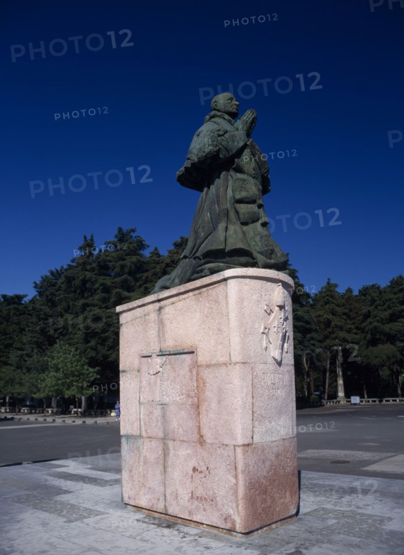 PORTUGAL, Beira Litoral, Fatima, Statue of a praying Pope Paul on plinth.