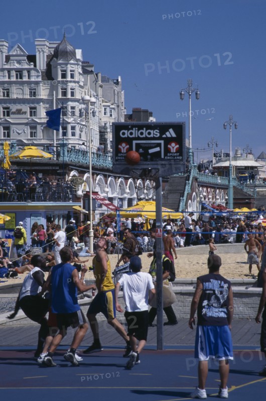 20013955 SPORT Ball Games Basketball Group of teenage boys playing basketball on Brighton seafront