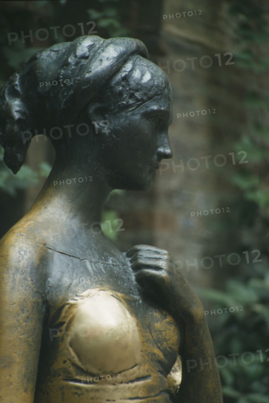 ITALY, Veneto, Verona, Statue of Juliet outside Casa di Giulietta or Juliets House at Number Twenty Seven Via Cappello.  Detail of head and shoulders with raised hand.