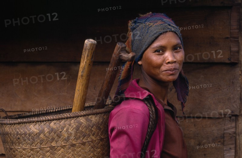 20022935 VIETNAM People Single Women Smiling young woman carrying woven basket on her back  head and shoulders portrait.