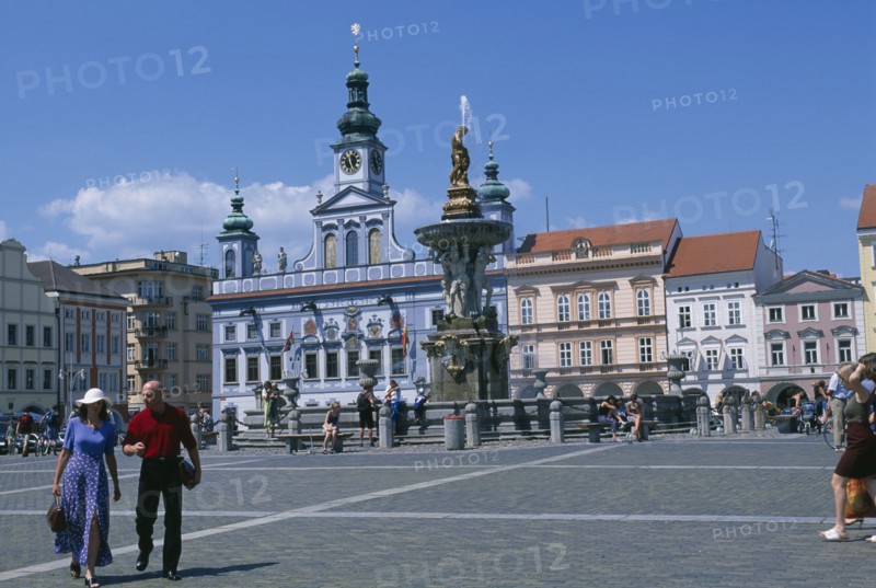 CZECH REPUBLIC, South Bohemia, Ceske Budejovice, "Town Square with Samson fountain and Town Hall behind, people sitting and walking."