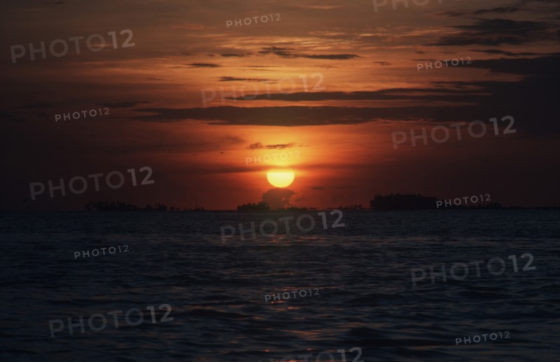 PANAMA, San Blas Islands, Yellow sunset over the low lying islands