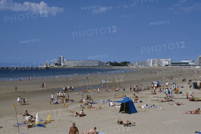 FRANCE, Loire, Les Sables d’Olonne, Twinned with Worthing. View over busy sandy beach to atlantic coastline