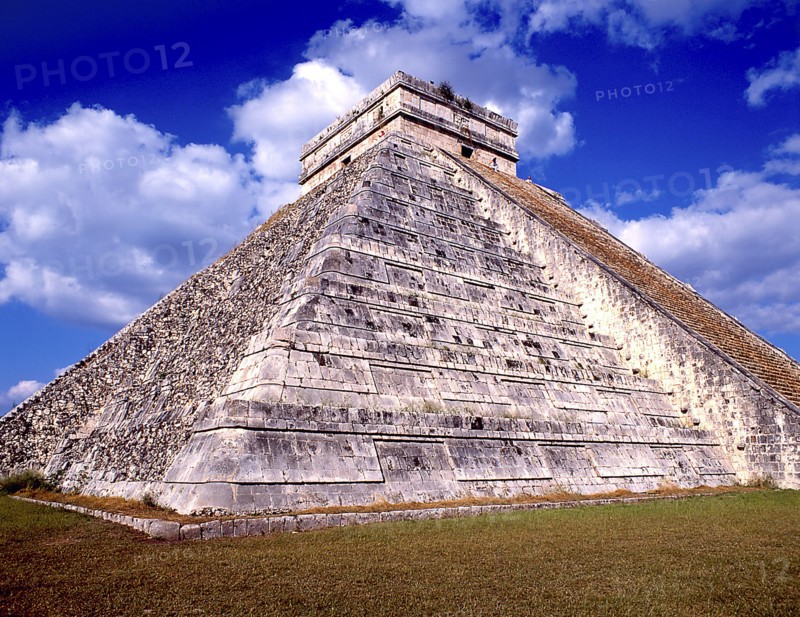 MEXICO, Yucatan, Chichen Itza, Large pyramid