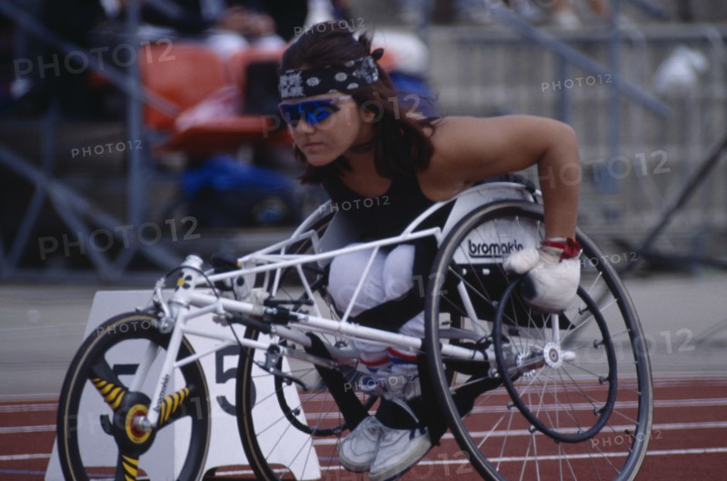 20025671 SPORT Athletics Track Disabled female wheelchair athlete on the start line