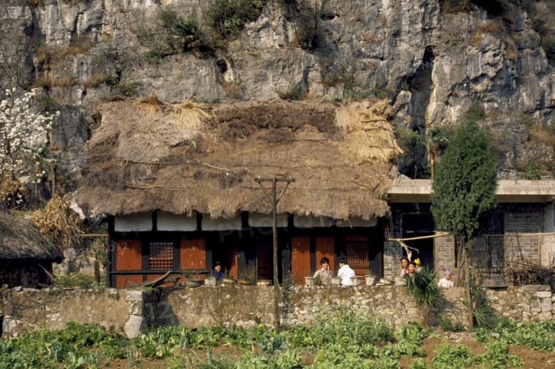 CHINA, Guizhou, Zhijin, Old farmhouse in the countryside