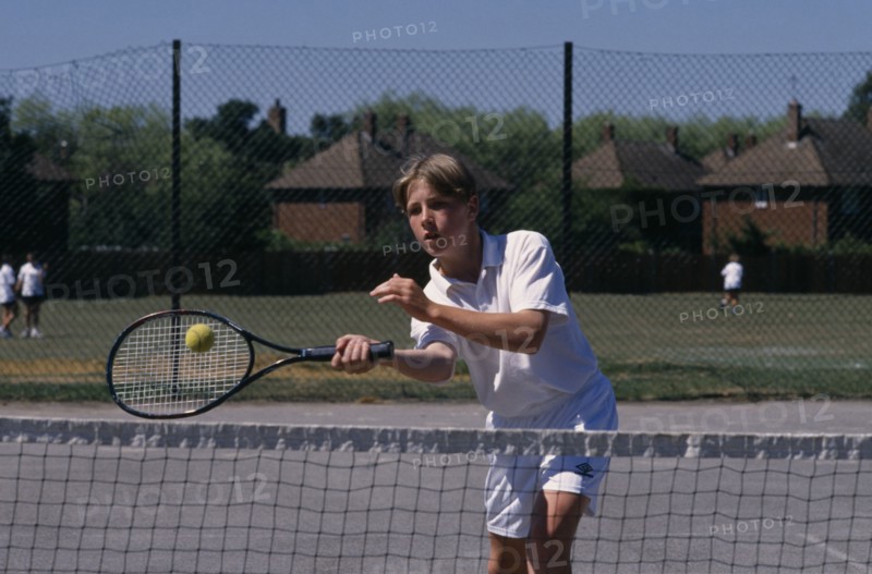 20026916 SPORT Ball Games Tennis Boy playing shot close to net.