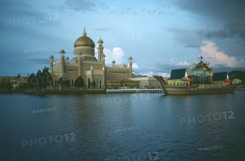 BRUNEI, Bandar Seri Begawan, Omar Ali Saifuddin Mosque and boatlike jetty next to lagoon.