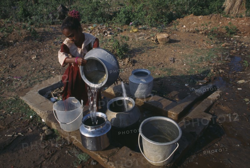 INDIA, Orissa, Gopalpur-on-Sea, Girl fetching water